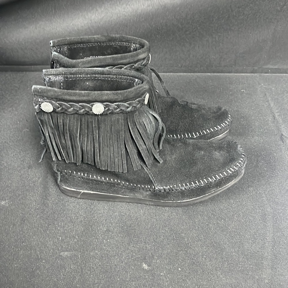 Minnetonka Women’s Zip Up High Top Boot (2917) - Picture 3 of 10
